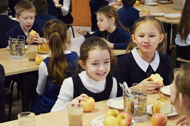 Школьное питание движение по счету. Питание в школе. Еда в школе в России. Обед в школе США. Столовая в новой школе.